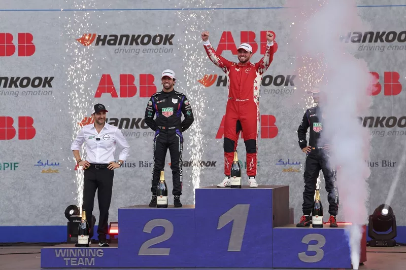 Podium : Oliver Rowland, vainqueur de la course, Nissan Formula E Team, Antonio Felix da Costa, TAG Heuer Porsche Formula E Team, deuxième, Pascal Wehrlein, TAG Heuer Porsche Formula E Team, troisième.