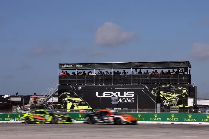 Fans at Turn 1