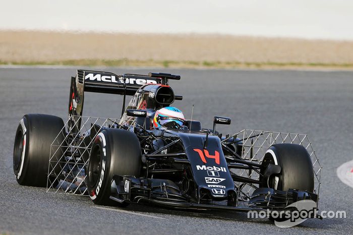 Fernando Alonso, McLaren MP4-31, com sensor eletrônico 