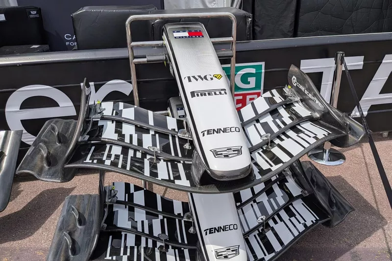 Détail de l'aileron avant de la Cadillac