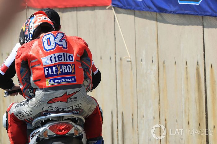 Andrea Dovizioso, Ducati Team, después del accidente
