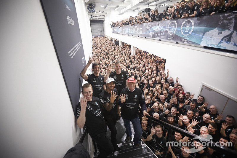 Lewis Hamilton, Mercedes AMG F1, Niki Lauda, Presidente no ejecutivo, Mercedes AMG F1, Toto Wolff Director Mercedes AMG F1 con todos los miembros del equipo