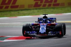 Brendon Hartley, Toro Rosso STR13, jumps over a kerb