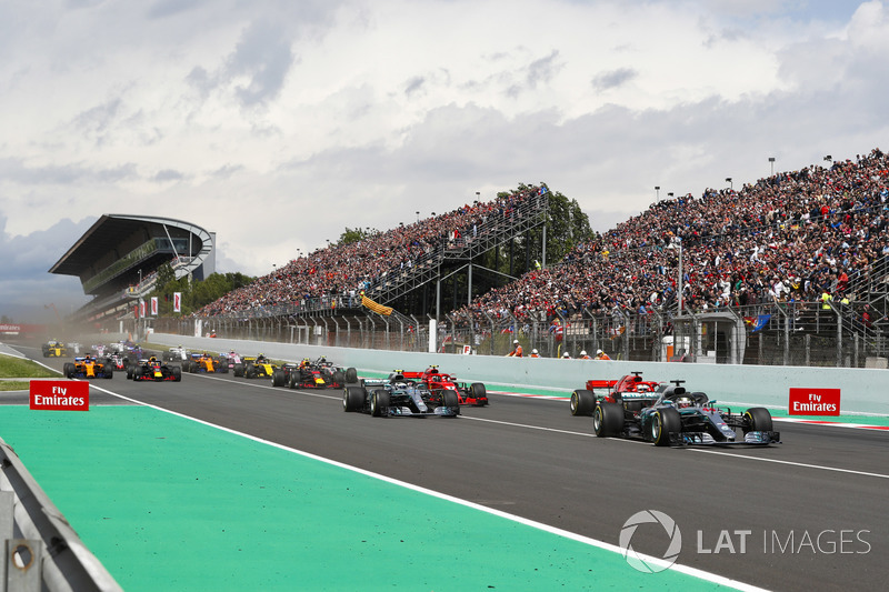 Start: Lewis Hamilton, Mercedes AMG F1 W09, leads Sebastian Vettel, Ferrari SF71H, Valtteri Bottas, Mercedes AMG F1 W09, Kimi Raikkonen, Ferrari SF71H, Max Verstappen, Red Bull Racing RB14 and the rest of the pack