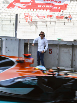 Fernando Alonso, McLaren MCL32 passes Nico Rosberg, Mercedes-Benz Ambassador