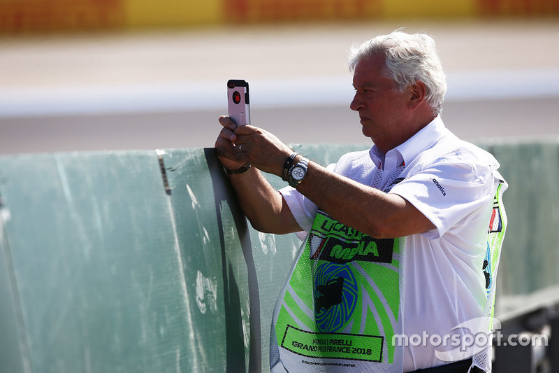 Pat Symonds toma una foto en su teléfono