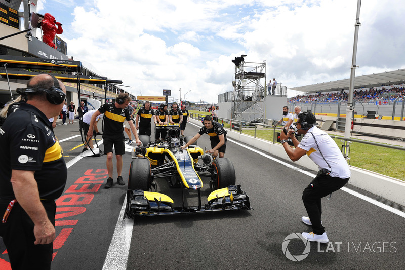 Aseel Al-Hamad, se prepara para conducir el F1 E20 de Renault de 2012 en el Renault Passion Parade