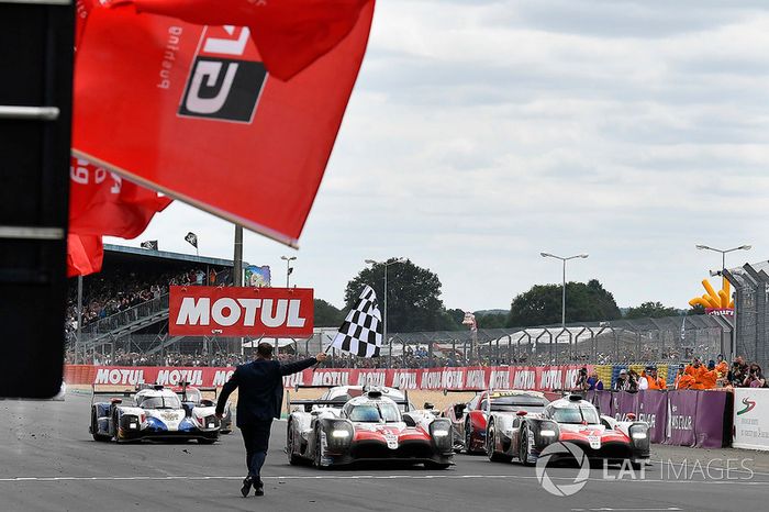 Los ganadores de las 24 Horas de Le Mans 2018 #8 Toyota Gazoo Racing Toyota TS050: Sébastien Buemi, Kazuki Nakajima, Fernando Alonso llegan a meta