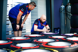 Les ingénieurs Scuderia Toro Rosso préparent les pneus tendres et hypertendres de Pirelli dans la voie des stands