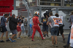 Sebastian Vettel, Ferrari SF71H, se ne va dopo l'incidente