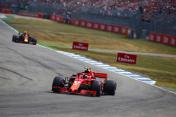 Kimi Raikkonen, Ferrari SF71H, precede Max Verstappen, Red Bull Racing RB14