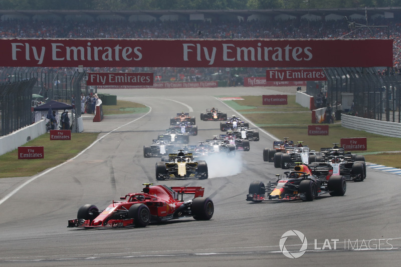Kimi Raikkonen, Ferrari SF71H ve Max Verstappen, Red Bull Racing RB14