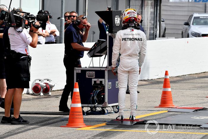Lewis Hamilton, Mercedes-AMG F1, tras su avería