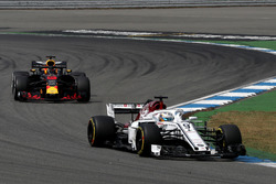 Marcus Ericsson, Sauber C37 et Daniel Ricciardo, Red Bull Racing RB14