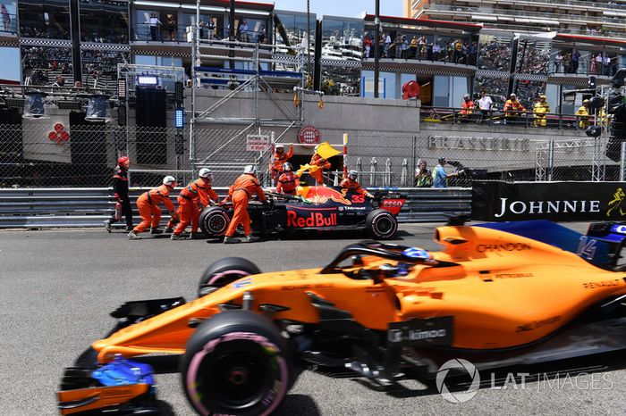 Comisarios remueven el coche accidentado de Max Verstappen, Red Bull Racing RB14