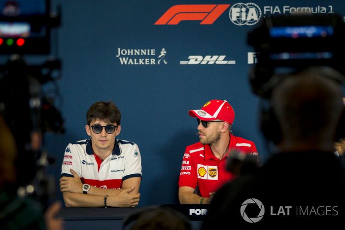 Charles Leclerc, Sauber y Sebastian Vettel, Ferrari en la conferencia de prensa