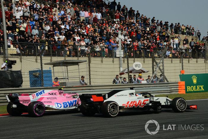 Esteban Ocon, Force India VJM11 and Romain Grosjean, Haas F1 Team VF-18 battle