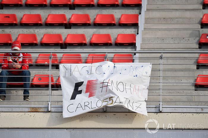 Uma bandeira e várias mensagens. Os fãs da F1 em Barcelona não perderam a oportunidade.