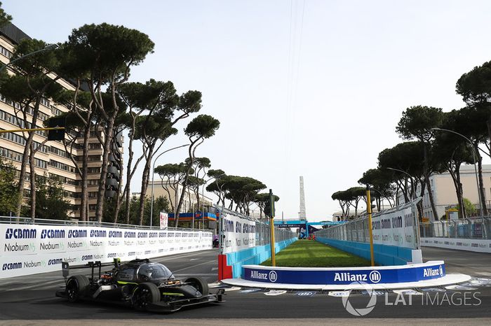 Coche de Roborace en la pista