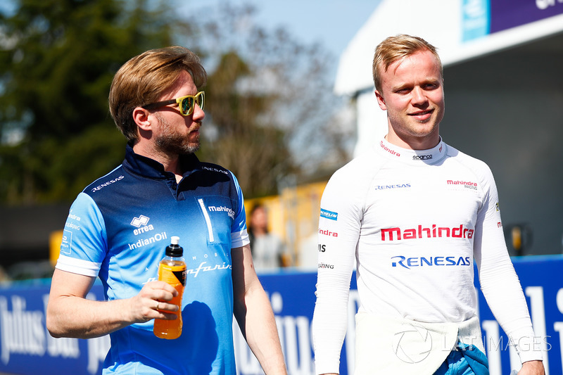 Felix Rosenqvist, Mahindra Racing, talking to Nick Heidfeld, Mahindra Racing