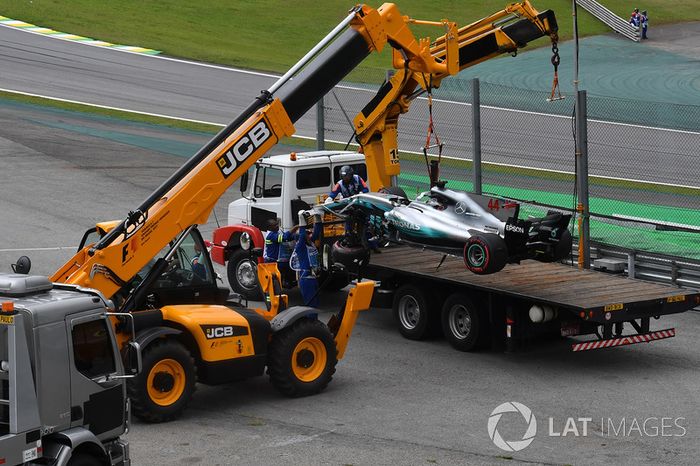 El coche chocado de Lewis Hamilton, Mercedes-Benz F1 W08 es removido en la Q1