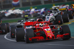 Sebastian Vettel, Ferrari SF71H, Kevin Magnussen, Haas F1 Team VF-18 Ferrari, Max Verstappen, Red Bull Racing RB14 Tag Heuer, Romain Grosjean, Haas F1 Team VF-18 Ferrari, and the remainder of the field at the start