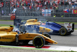 Crash: Jolyon Palmer, Renault Sport F1 Team RS16; Felipe Nasr, Sauber C35; Kevin Magnussen, Renault