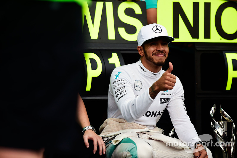 Ganador de la carrera Lewis Hamilton, Mercedes AMG F1 celebra con el equipo