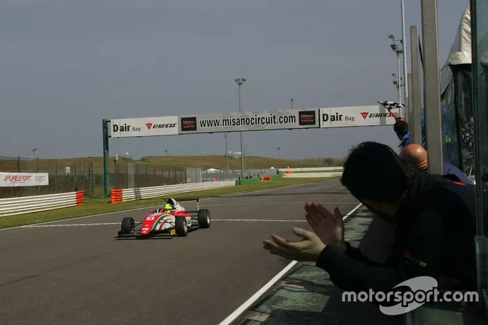 Mick Schumacher cortó la línea de meta en primer lugar