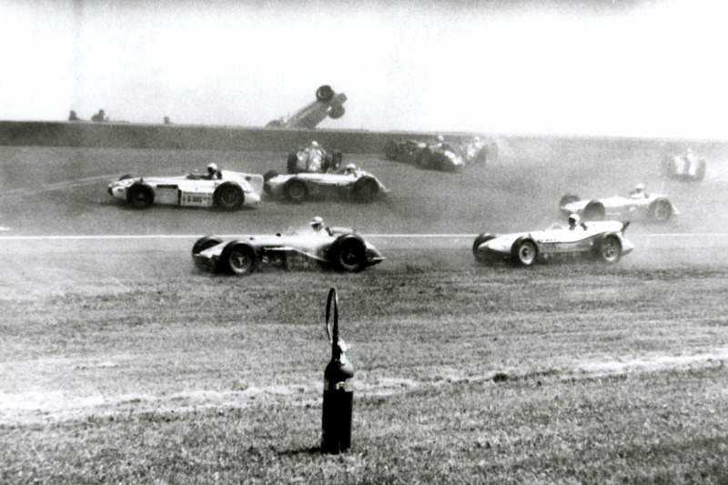 Massencrash beim Indy 500 1958: Jerry Unser über die Mauer