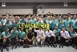 Nico Rosberg, Mercedes AMG F1 W07 Hybrid celebrate