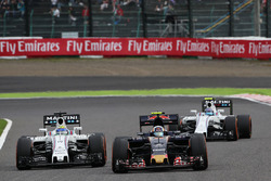 Carlos Sainz Jr., Scuderia Toro Rosso STR11 et Felipe Massa, Williams FW38 en lutte pour une position