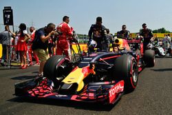 Daniel Ricciardo, Red Bull Racing RB12 on the grid
