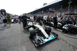 Lewis Hamilton, Mercedes AMG F1 W07 Hybrid en la parrilla
