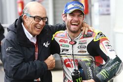 Ganador, Cal Crutchlow, Team LCR Honda con Carmelo Ezpeleta, CEO de Dorna