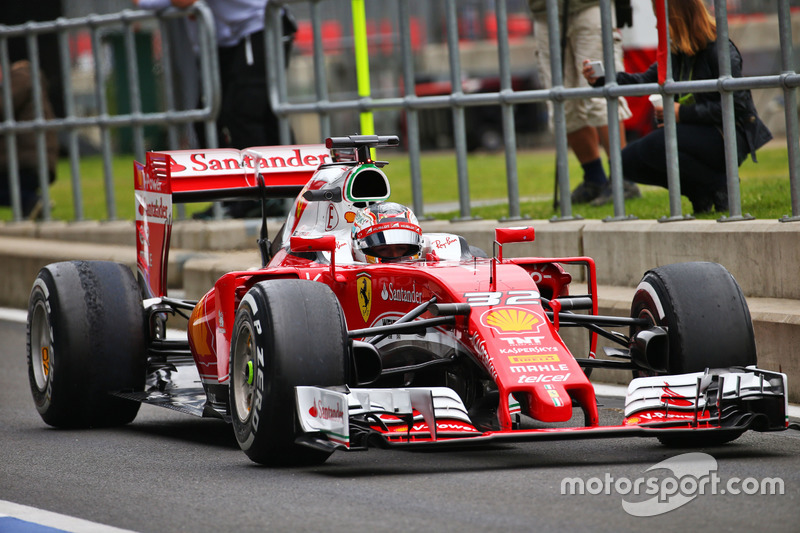 Charles Leclerc, piloto de pruebas, con el Ferrari SF16-H