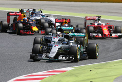 Nico Rosberg, Mercedes AMG F1 W07 Hybrid y Lewis Hamilton, Mercedes AMG F1 W07 Hybrid al inicio de l