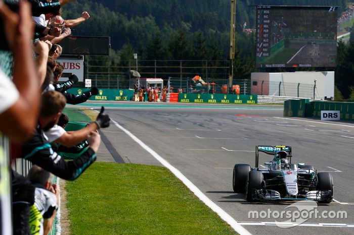 Nico Rosberg alza el puño al cruzar la meta en Spa-Francorchamps