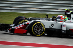 Esteban Gutierrez, Haas F1 Team VF-16 et Jenson Button, McLaren MP4-31 en bataille