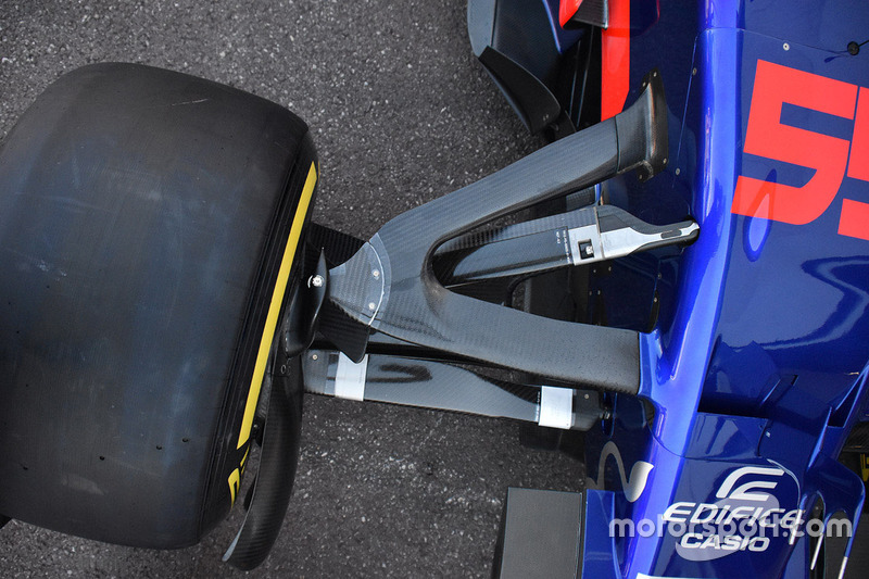Detalle de la suspensión delantera del STR12 de la Scuderia Toro Rosso