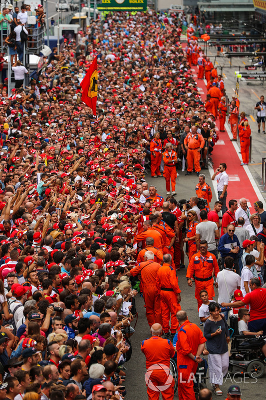 Kimi Raikkonen, Ferrari signs autographs for the fans on the pitlane walkabout