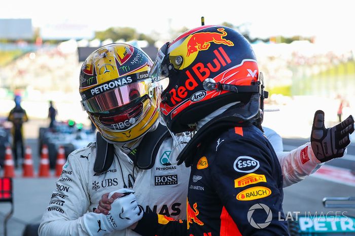 El ganador Lewis Hamilton, Mercedes AMG F1 con Max Verstappen, Red Bull Racing