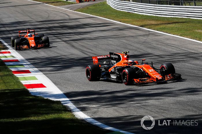 Stoffel Vandoorne, McLaren MCL32 and Fernando Alonso, McLaren MCL32