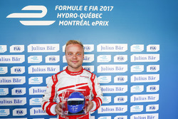 Felix Rosenqvist, Mahindra Racing, festeggia dopo le qualifiche con il Julisy Bar award
