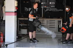 Un mécanicien Sahara Force India avec un souffleur d'air frais