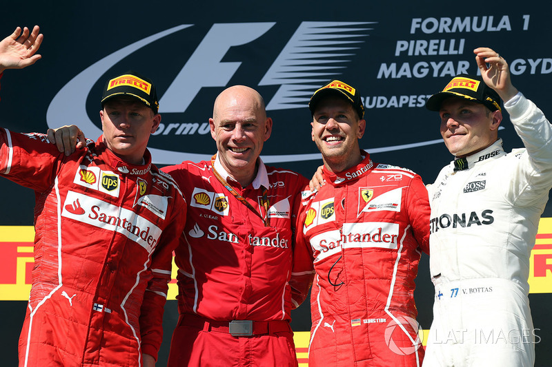 Переможець гонки Себастьян Феттель, Ferrari, друге місце Кімі Райкконен, Ferrari, третє місце Валттері Боттас, Mercedes AMG F1 та Джок Кліа, головний інженер Ferrari