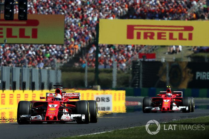 Ganador de la carrera Sebastian Vettel, Ferrari SF70-H, y el segundo lugar Kimi Raikkonen, Ferrari SF70-H