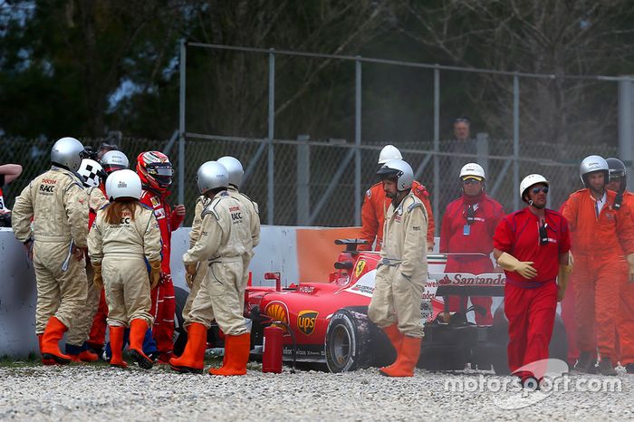 Kimi Raikkonen, Ferrari SF70H después del choque