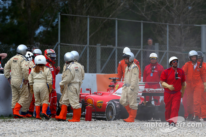 Kimi Raikkonen, Ferrari SF70H después del choque