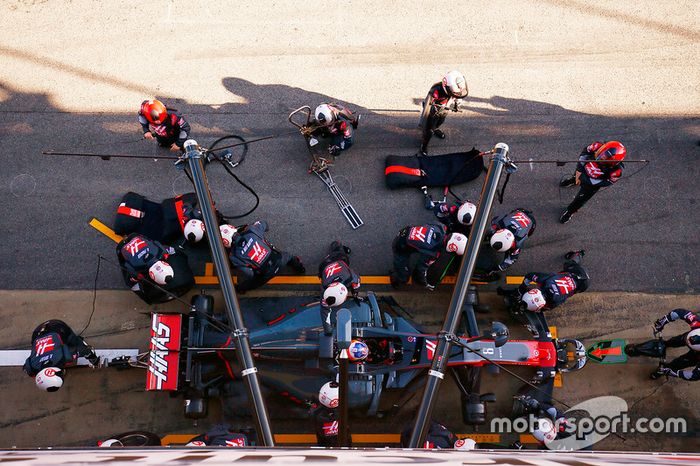 Romain Grosjean, Haas F1 Team VF-17, en pit stop